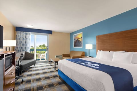 Deluxe Room, 1 King Bed, Non Smoking | In-room safe, desk, iron/ironing board, cribs (free)