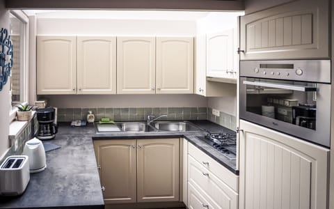 Kitchen (fridge, multifunctional oven, coffee, watercooker, toaster, ...)