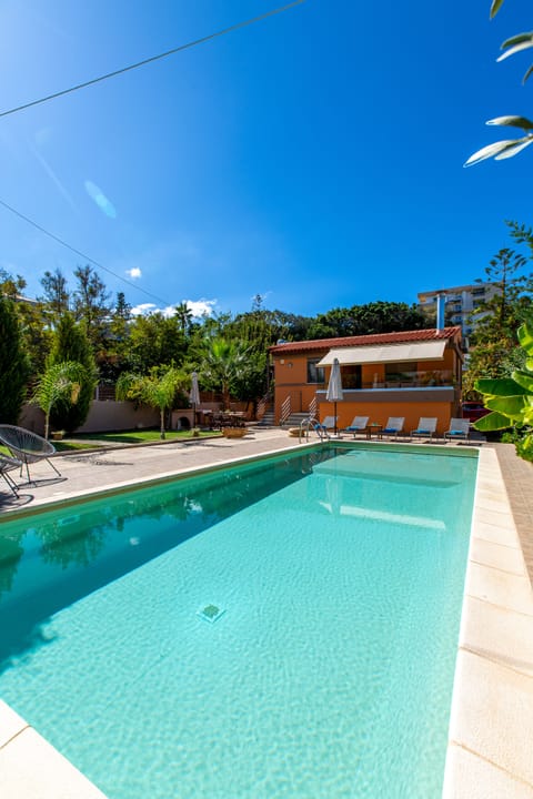 Private pool and Garden (1)