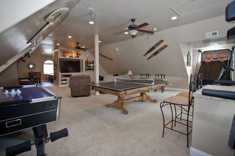 1000 sf game room, pool table, ping pong table, air hockey, 70 inch wide screen
