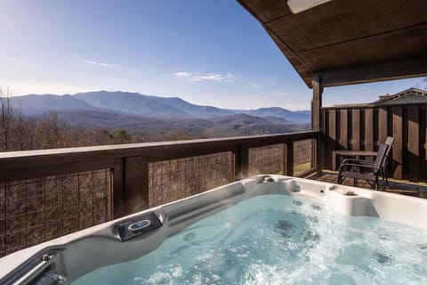 Hot Tub With World Class Views!