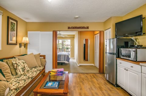 Spacious 1 bedroom with Full Kitchen and 2xTwin Day Bed in living area