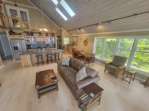 Open concept w/ great lighting and airflow