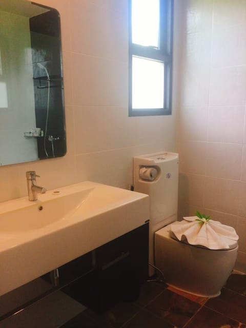 Deluxe Room, 1 Bedroom, Non Smoking, Pool View | Bathroom | Shower, free toiletries, hair dryer, slippers