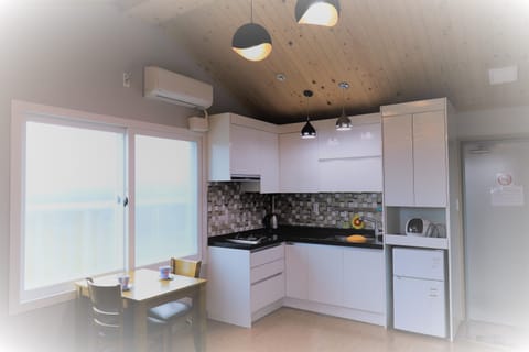 Room, 2 Bedrooms, Microwave, Mountain View (25 PY) | Private kitchen | Fridge, microwave, stovetop, cookware/dishes/utensils