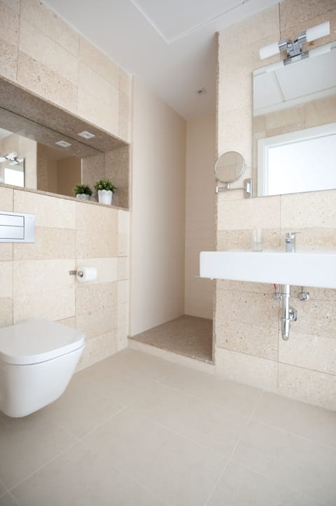 Honeymoon Room | Bathroom | Shower, free toiletries, hair dryer, towels