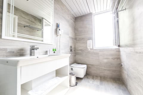 Studio Apartment with Balcony | Bathroom | Shower, free toiletries, hair dryer, towels