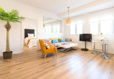 Deluxe Apartment, 3 Bedrooms, Accessible, Kitchen | Living room | TV, books