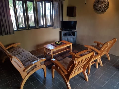 Family Deluxe Room | Living room