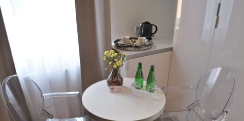 Classic Apartment, 2 Twin Beds | Bathroom | Free toiletries, hair dryer, towels, toilet paper