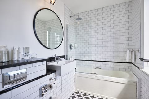 Superior Room, 1 King Bed | Bathroom | Free toiletries, hair dryer, bathrobes, slippers