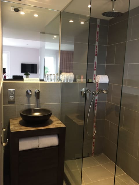 Shower, rainfall showerhead, free toiletries, hair dryer