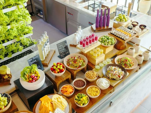 3 restaurants; breakfast, lunch, dinner, and brunch served