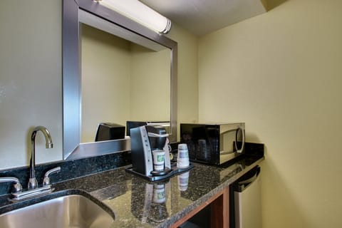 Combined shower/tub, free toiletries, hair dryer, towels