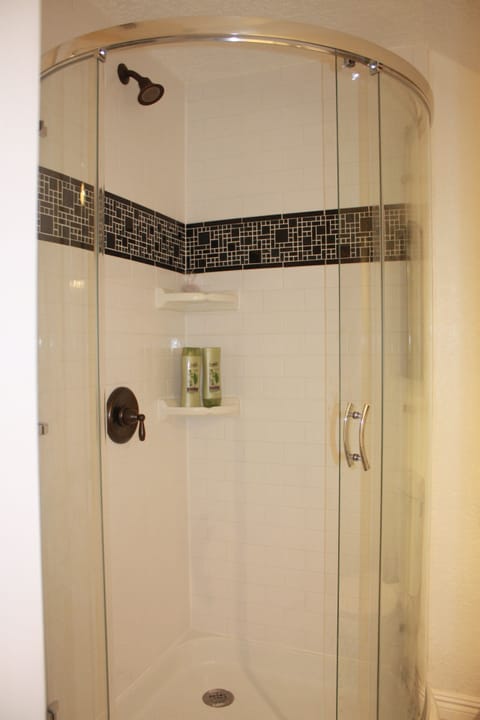 The Dancing Horse Room | Bathroom shower