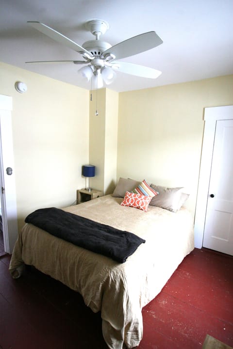 Master Bedroom - Queen Bed, Large Closet, Reading Nook