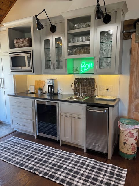 Your guests will love hanging around this Beverage Bar🥂