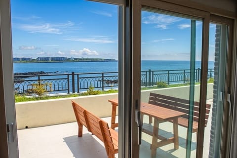 Family Room, Terrace, Ocean View (82 sqm.) | Free WiFi