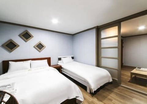 Triple Room | Individually decorated, desk, free WiFi, bed sheets