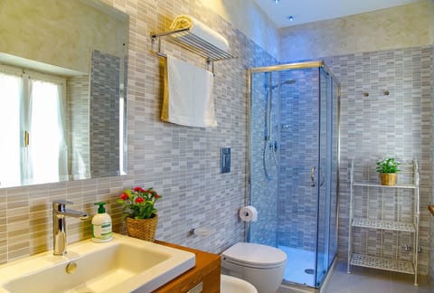 Shower, free toiletries, hair dryer, bidet