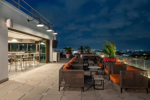 2 bars/lounges, lobby lounge, rooftop bar