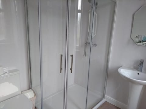 Combined shower/tub, designer toiletries, towels