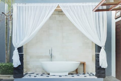 Private spa tub