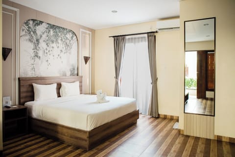 Deluxe Room, 1 Double or 2 Twin Beds | Premium bedding, minibar, in-room safe, desk