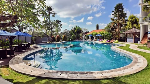 Outdoor pool, pool umbrellas, sun loungers