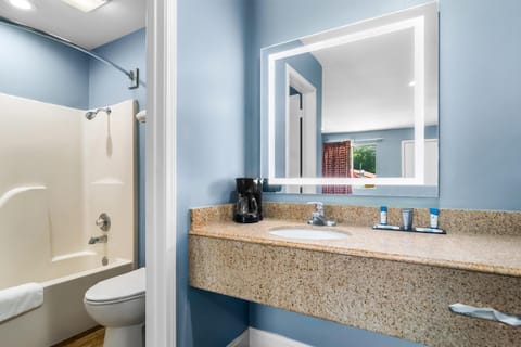 Combined shower/tub, free toiletries, towels