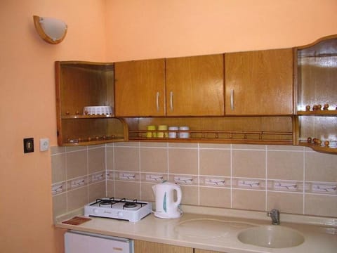 Full-size fridge, stovetop, electric kettle, cookware/dishes/utensils