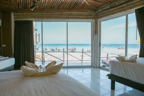 Deluxe Beach Front - Adult Only | WiFi (free), bed sheets