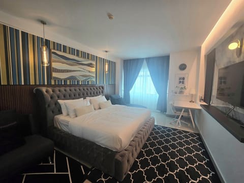 Suite | Desk, iron/ironing board, free WiFi, bed sheets