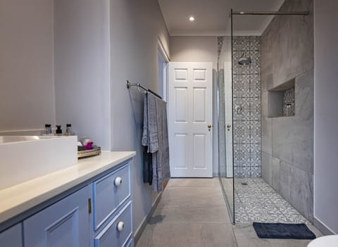 Deluxe Cottage | Bathroom | Free toiletries, hair dryer, bathrobes, towels