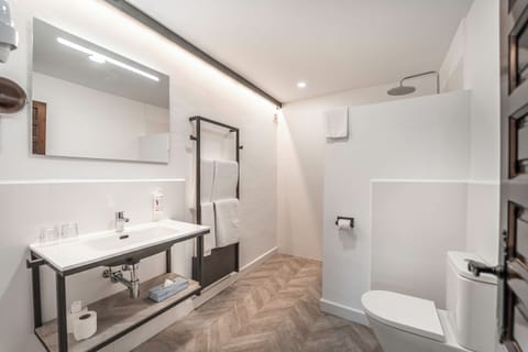 Superior Room, 1 Queen Bed, Non Smoking, Mountain View | Bathroom | Rainfall showerhead, eco-friendly toiletries, hair dryer, towels