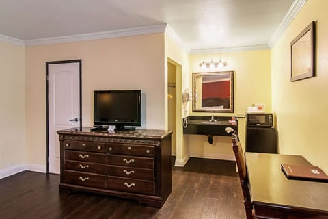 Room, 1 King Bed, Accessible, Non Smoking | Premium bedding, desk, free cribs/infant beds, rollaway beds