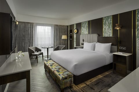 Junior Suite, 1 King Bed | Minibar, in-room safe, desk, blackout drapes