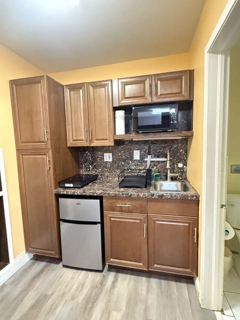 Economy Studio, Multiple Beds, Kitchenette, Garden Area | Private kitchen | Fridge, microwave, stovetop, coffee/tea maker