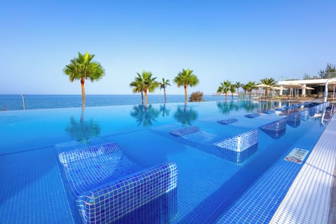 6 outdoor pools, pool umbrellas, sun loungers