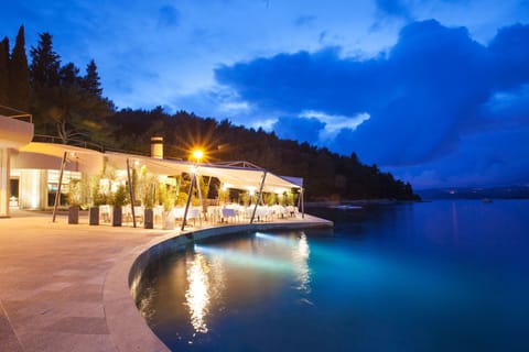 4 restaurants, breakfast served