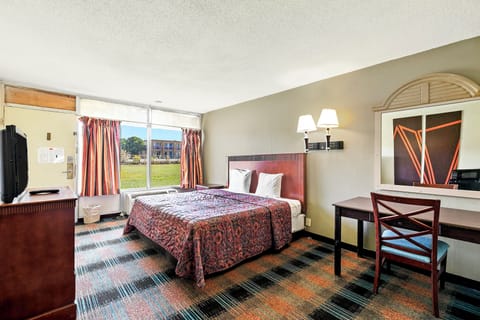 Room, 1 King Bed, Non Smoking | Desk, Internet, bed sheets