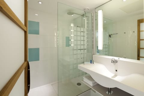 Superior Room, 1 Queen Bed with Sofa bed | Bathroom | Deep soaking tub, eco-friendly toiletries, hair dryer, towels