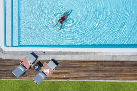 Outdoor pool, pool umbrellas, sun loungers