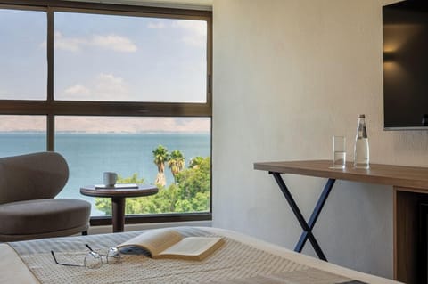 Deluxe Panoramic Room, Sea View | Living area | TV