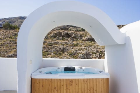 Suite, Jetted Tub (External) | Premium bedding, pillowtop beds, minibar, in-room safe