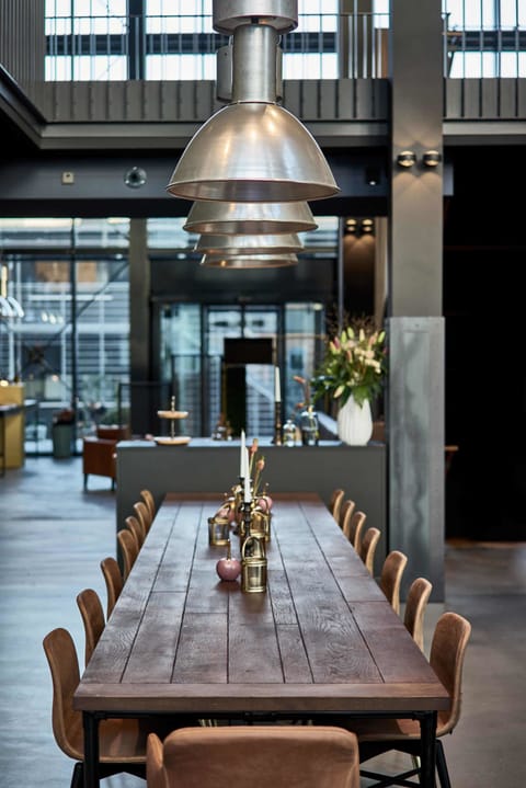 Lunch and dinner served, international cuisine