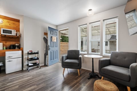 Studio | Individually decorated, individually furnished, free WiFi, bed sheets