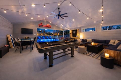 Huge Patio Game Room w/ Pool - 18 Beds - Downtown House in Zilker