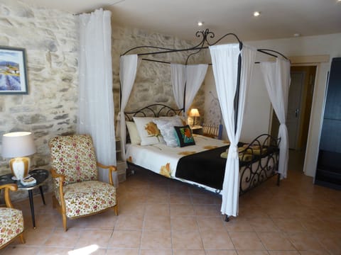 Studio room with bed, living area, TV and Dining Table