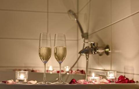 Deep soaking bathtub